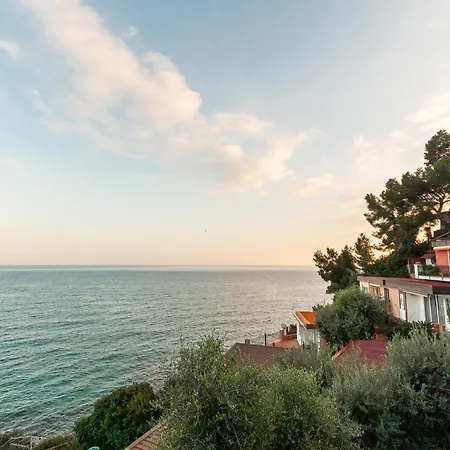 Semesterbostad C22 Beachfront - Bath, Pool, Private Beach, Parking Free *
