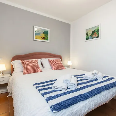 C22 Beachfront - Bath, Pool, Private Beach, Parking Free Semesterbostad