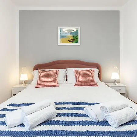Semesterbostad C22 Beachfront - Bath, Pool, Private Beach, Parking Free *